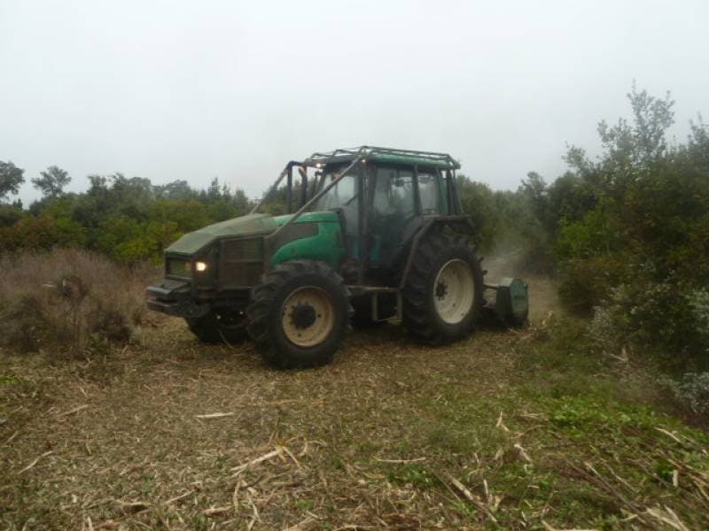Tracteur forestier Majuro et broyeur en plein débroussaillement à Saint-Gély-du-Fesc